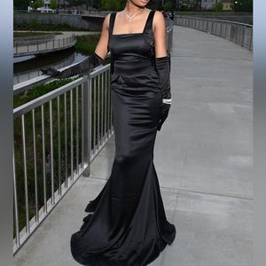 ANGELINA OVERSIZED BOW GOWN- BLACK